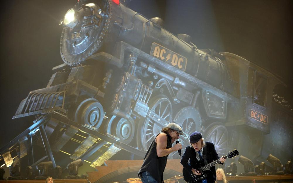 AC/DC: BELLE DÉCOUVERTE POUR LES FANS, LA LOCOMOTIVE BLACK ICE ET SES WAGONS HO&nbsp;1/87