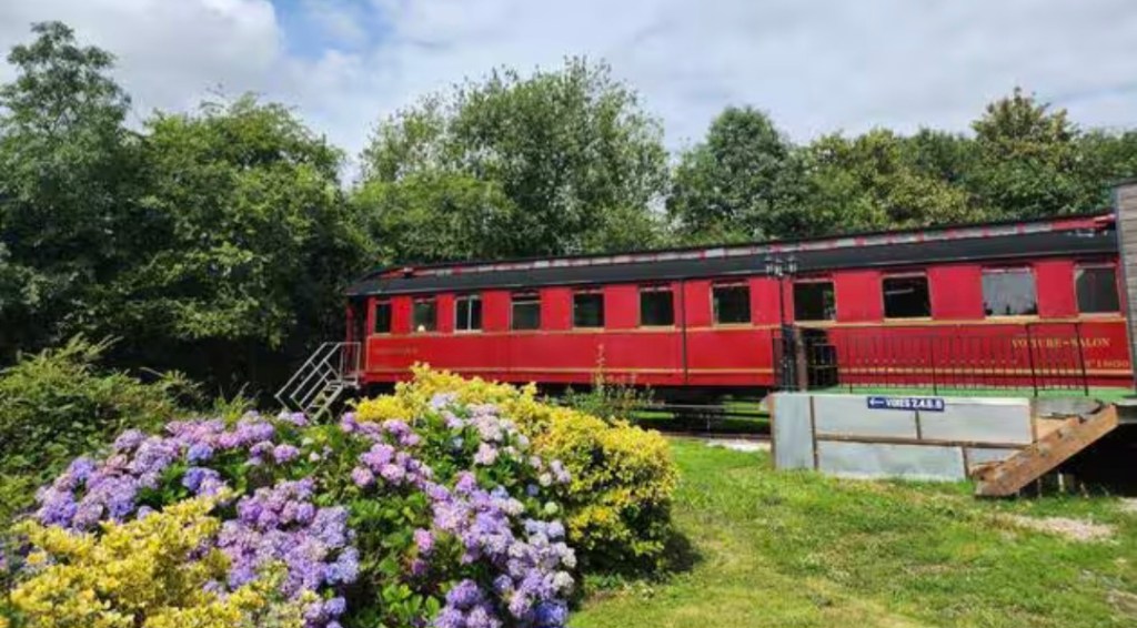 UNE VOITURE FERROVIAIRE DE 1910 EN NORMANDIE: Un gîte avec des airs de l&rsquo;Orient&nbsp;Express