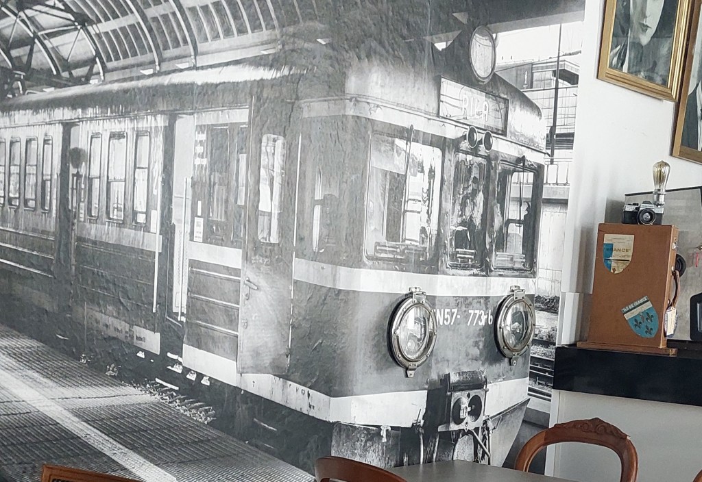 SYMPATHIQUE DÉCOUVERTE À NICE VILLE : Déco ferroviaire dans le hall de l&rsquo;hôtel Interlaken en face de la&nbsp;gare