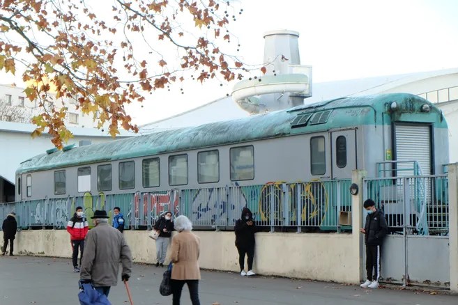 Une ancienne voiture-restaurant du Capitole abandonnée… en Seine-Saint-Denis