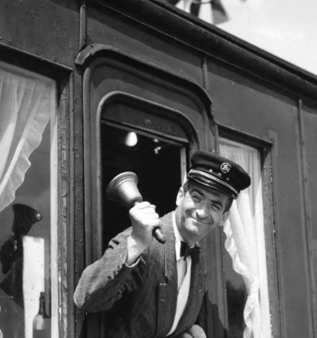 CINEMA: Louis de Funès, chef de gare, la scène ferroviaire dans Papa, maman, la bonne et&nbsp;moi
