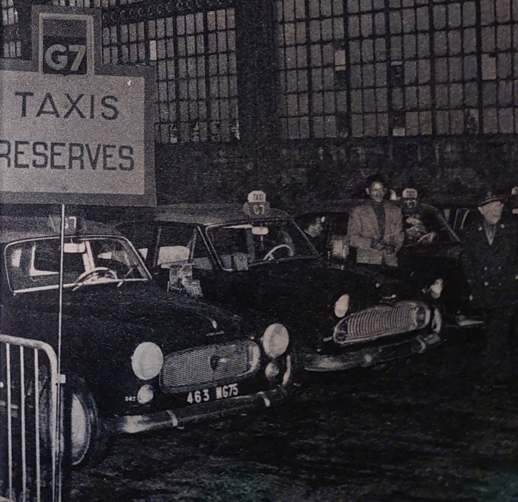 1962: A LA GARE DE LYON, le voyageur à la page n&rsquo;attend plus son&nbsp;taxi